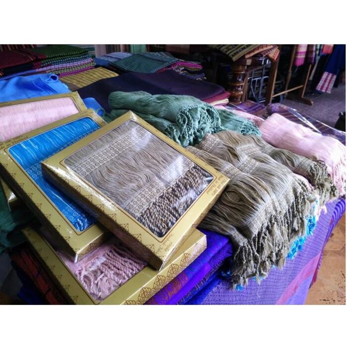 ผ้าพันคอ (คลุมไหล่ได้) ผ้าทอมือลายมุก ขนาดกว้าง 27 นิ้ว ยาว 1.80 เมตร ตรา บานเย็นผ้าทอ - รูปภาพ 5